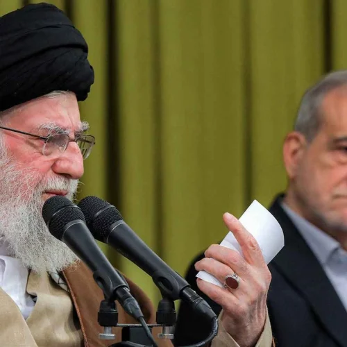 أكسيوس عن مسؤولين إسرائيليين: المرشد الإيراني والرئيس بزشكيان كانا هدفين للغارات الإسرائيلية