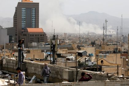 ‌‏تسنيم: الدفاعات الإيرانية أسقطت 3 مسيّرات إسرائيلية في تبريز وخمين والأهواز