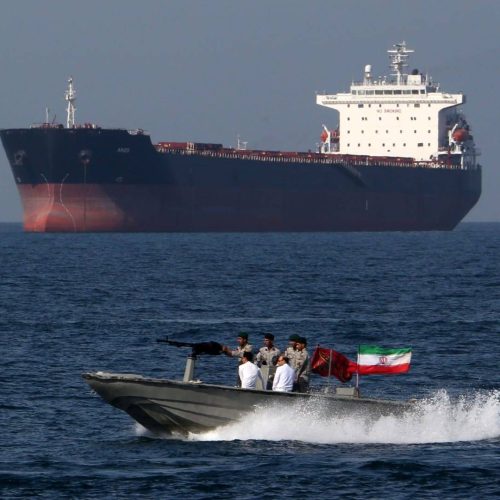 الحرس الثوري الإيراني يعلن إغلاق مضيق هرمز