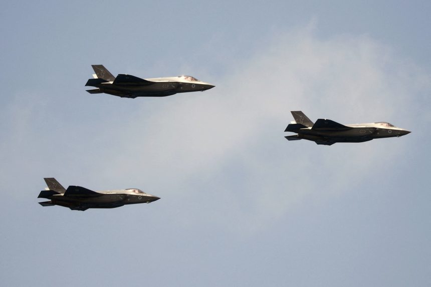 الجيش الإسرائيلي: نحو 200 طائرة تشن غارات على أنظمة الدفاع الصاروخي والجوي الإيرانية