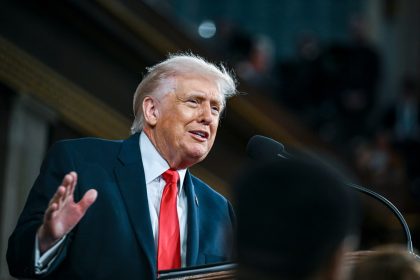 ‌‏ترامب يتصل بولي العهد السعودي ويدين الهجمات الصاروخية التي تعرضت لها المملكة