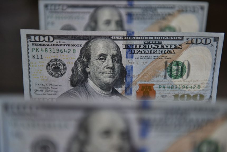 ارتفاع أسعار الصرف في الأسواق المحلية: 157500 دينار لكل 100 دولار