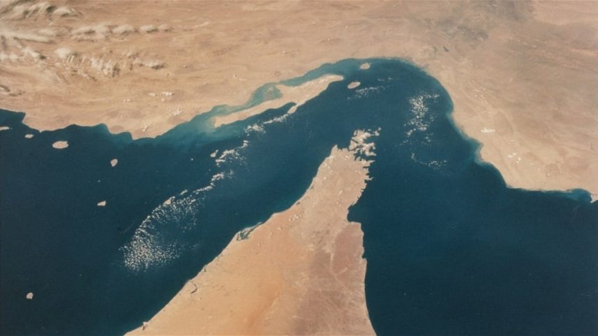 وزيرا خارجية العراق والسعودية يؤكدان أهمية حماية الممرات البحرية ولا سيما مضيق هرمز