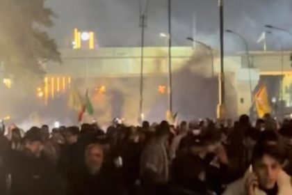 الإعلام الأمني: تعرض عدد من المنتسبين لإطلاق نار من قبل المتظاهرين على الجسر المعلق