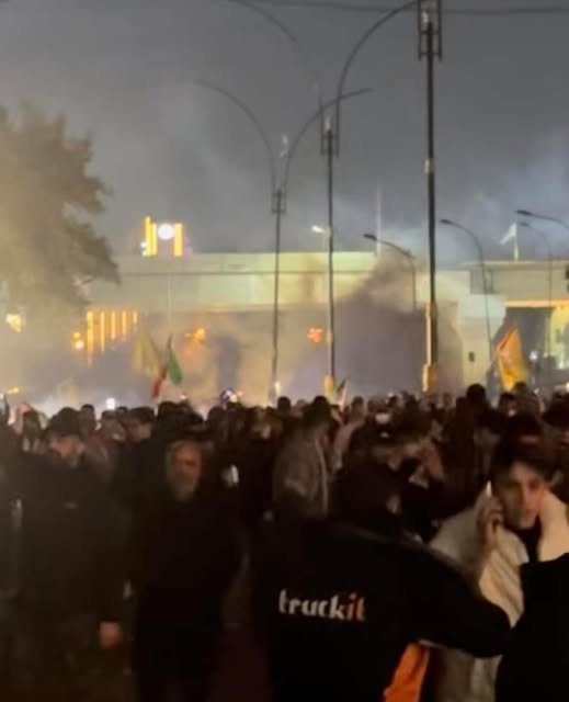 الإعلام الأمني: تعرض عدد من المنتسبين لإطلاق نار من قبل المتظاهرين على الجسر المعلق