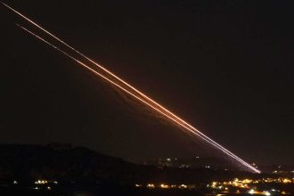 حزب الله يطلق صلية صاروخية على إسرائيل والأخيرة ترد بغارات عنيفة في الضاحية والبقاع