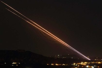 حزب الله يطلق صلية صاروخية على إسرائيل والأخيرة ترد بغارات عنيفة في الضاحية والبقاع