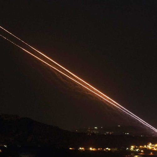 حزب الله يطلق صلية صاروخية على إسرائيل والأخيرة ترد بغارات عنيفة في الضاحية والبقاع