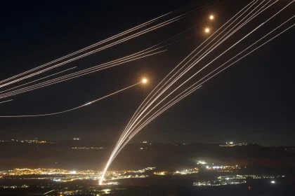 حزب الله يطلق رشقات صاروخية جديدة من لبنان باتجاه إسرائيل وانفجارات ضخمة تهز تل أبيب