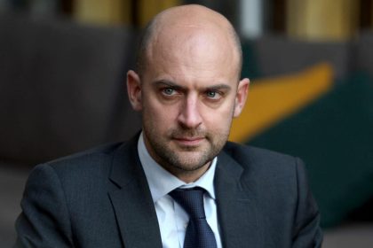 وزير الخارجية الفرنسي: ماكرون تحدث مع الرئيس العراقي وعبر عن دعمه لجهود بغداد لتجنب الصراع