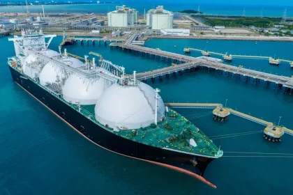 قطر للطاقة توقف إنتاج الغاز الطبيعي المسال