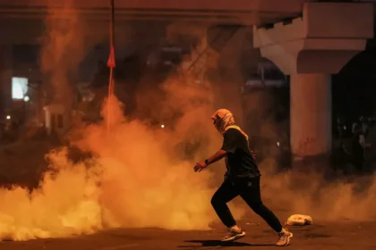 بغداد.. تعزيزات أمنية تصل إلى الجسر المعلق ونصب حواجز كونكريتية تحسباً لأي تطورات