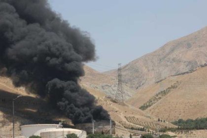 إعلام إيراني: دوي انفجار قوي قرب منشأة أصفهان النووية وقاعدة للقوات الجوية