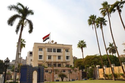سفارة العراق في القاهرة تدعو المواطنين العالقين لمراجعتها لتسهيل عودتهم إلى أرض الوطن