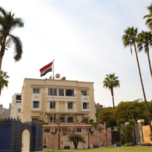 سفارة العراق في القاهرة تدعو المواطنين العالقين لمراجعتها لتسهيل عودتهم إلى أرض الوطن