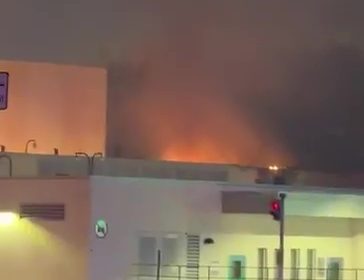 حريق قرب القنصلية الأمريكية في دبي بعد هجوم بطائرة مسيرة