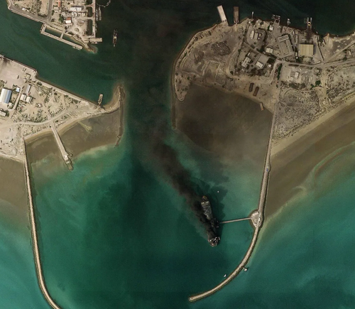 الحرس الثوري الإيراني: قواتنا البحرية أصابت ناقلة نفط أمريكية في شمال الخليج