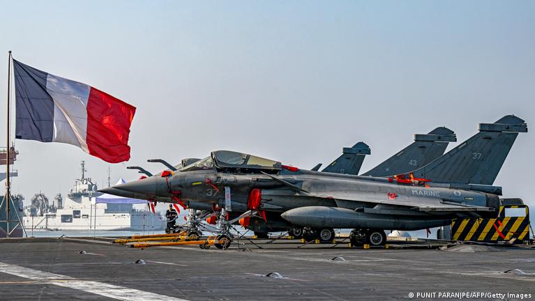 فرنسا: السماح لطائرات أمريكية باستخدام قواعدنا في الشرق الأوسط