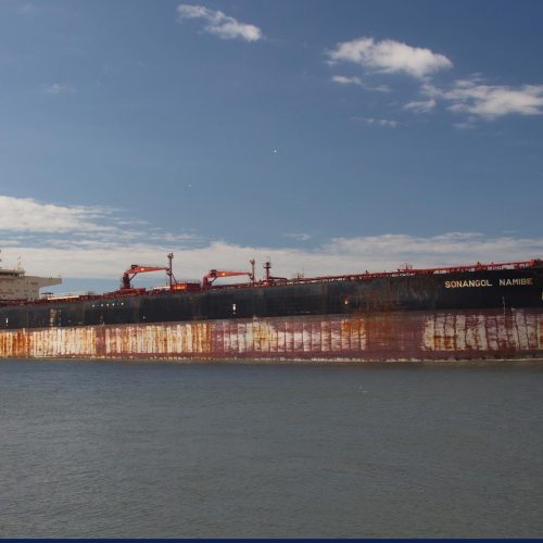 حادث عرضي.. زورق يصطدم بناقلة نفط في ميناء خور الزبير يتسبب بحدوث تسريب