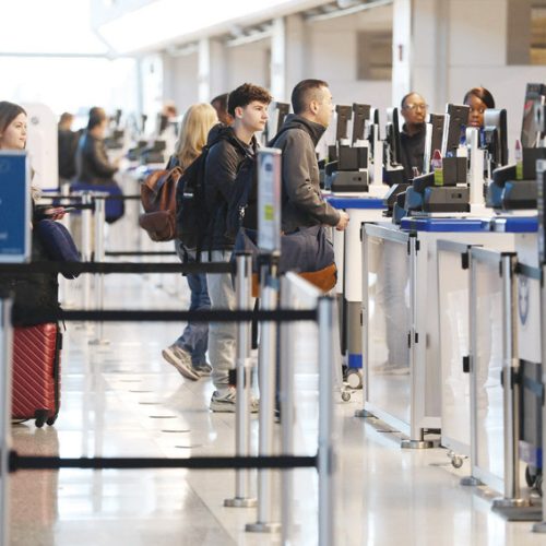 الخارجية الأمريكية: اجلاء اكثر من 20 ألف موطن أمريكي من الشرق الأوسط