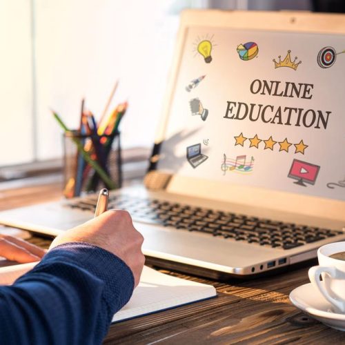 إيران تعلن بدء التعليم عن بُعد في المدارس غداً