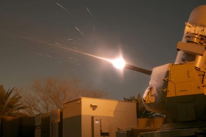 استهداف السفارة الامريكية وسط بغداد بعدد من الصواريخ