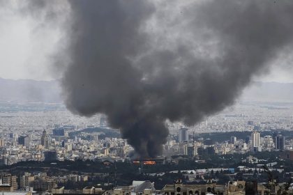 البيئة الإيرانية تدعو لتجنب الأماكن المفتوحة جراء تلوث الهواء بعد قصف مخازن النفط