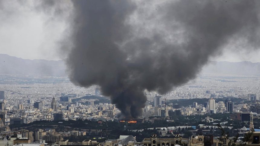 البيئة الإيرانية تدعو لتجنب الأماكن المفتوحة جراء تلوث الهواء بعد قصف مخازن النفط