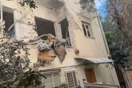 وسائل إعلام إسرائيلية: إصابات خطيرة جراء سقوط صاروخ انشطاري في تل أبيب