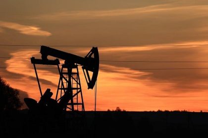 الغارديان: أسعار النفط قد تتجاوز 100 دولار للبرميل خلال أيام وسط اضطرابات في الإمدادات