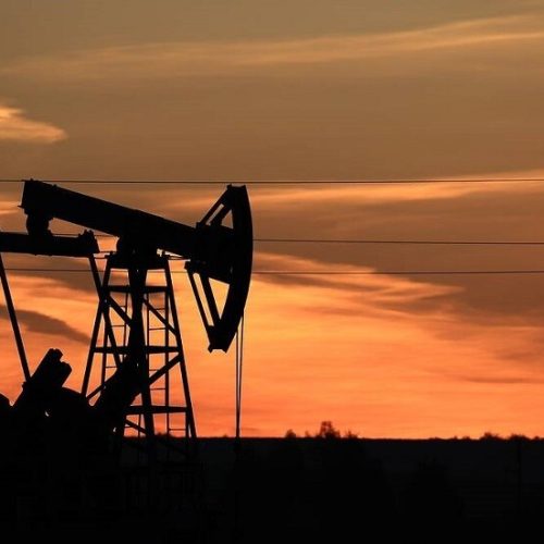 الغارديان: أسعار النفط قد تتجاوز 100 دولار للبرميل خلال أيام وسط اضطرابات في الإمدادات