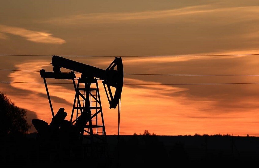 الغارديان: أسعار النفط قد تتجاوز 100 دولار للبرميل خلال أيام وسط اضطرابات في الإمدادات