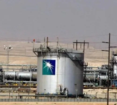 ‏"رويترز" عن مصدرين: شركة "أرامكو" السعودية تخفض الإنتاج في حقلين نفطيين