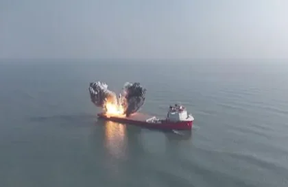 ‏هيئة بحرية بريطانية: تعرض سفينة شحن لمقذوف في مضيق هرمز واندلاع حريق على متنها