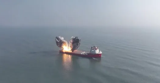 ‏هيئة بحرية بريطانية: تعرض سفينة شحن لمقذوف في مضيق هرمز واندلاع حريق على متنها