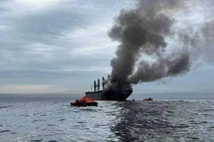 عُمان تعلن إجلاء 20 بحارا بعد استهداف سفينة قرب سواحلها