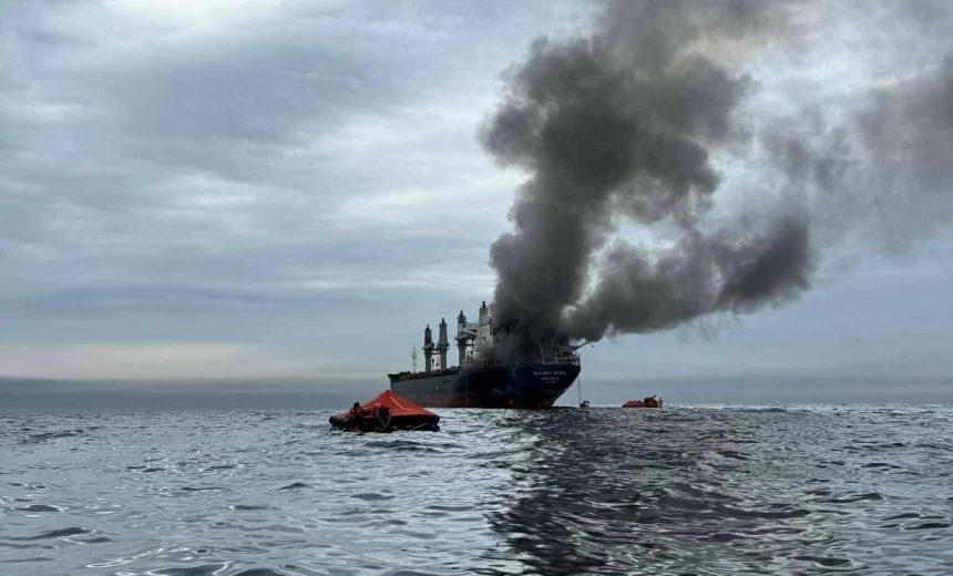 عُمان تعلن إجلاء 20 بحارا بعد استهداف سفينة قرب سواحلها