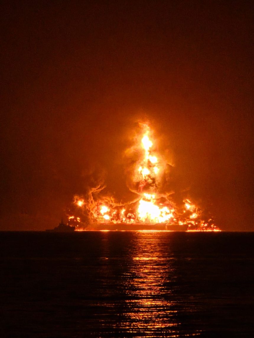 استهداف ناقلة نفط اجنبية بالقرب من ميناء ام قصر في البصرة