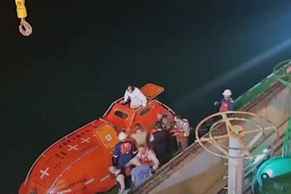 انقاذ اكثر من 20 شخصًا من طاقم ناقلتي النفط المستهدفتين قرب ميناء ام قصر في البصرة