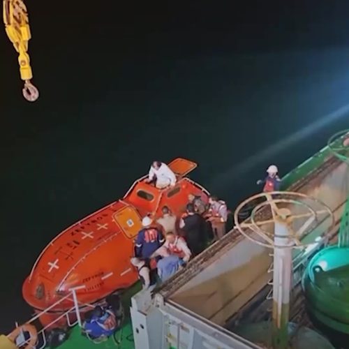 انقاذ اكثر من 20 شخصًا من طاقم ناقلتي النفط المستهدفتين قرب ميناء ام قصر في البصرة