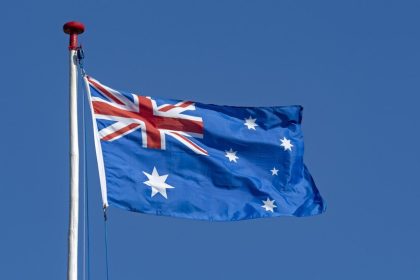 أستراليا تسحب موظفيها غير الأساسيين من إسرائيل والإمارات ولبنان