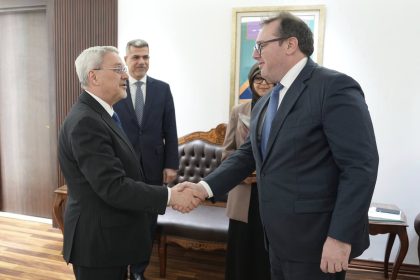 القائم بأعمال السفارة الأمريكية: حرب الولايات المتحدة هي مع إيران فقط