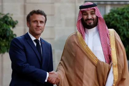 ولي العهد السعودي يبحث مع الرئيس الفرنسي التصعيد العسكري في المنطقة