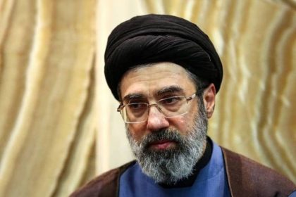 نائب إيراني: مجتبى خامنئي نجا من محاولتي اغتيال