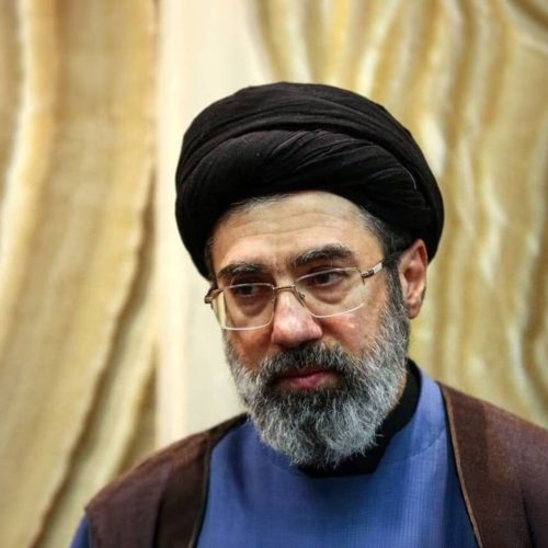 نائب إيراني: مجتبى خامنئي نجا من محاولتي اغتيال