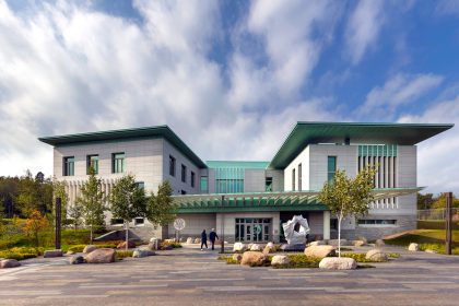 احتجاز أم و3 أبناء للاشتباه باستهدافهم السفارة الأميركية في النرويج