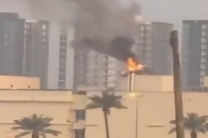 تصاعد أعمدة الدخان من السفارة الأميركية في بغداد بعد استهدافها بمسيّرة