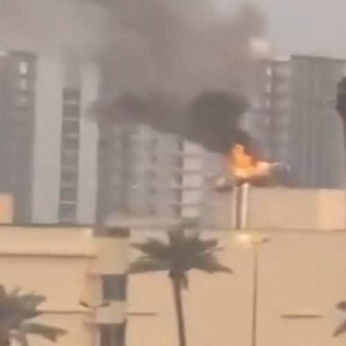 تصاعد أعمدة الدخان من السفارة الأميركية في بغداد بعد استهدافها بمسيّرة