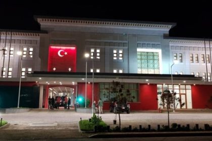 السفارة التركية في بغداد تحث مواطنينها على مغادرة العراق برًا