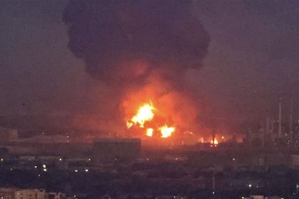 الجيش الكويتي: إخماد حريق بمصفاة ميناء الأحمدي بعد هجمات بمسيرات